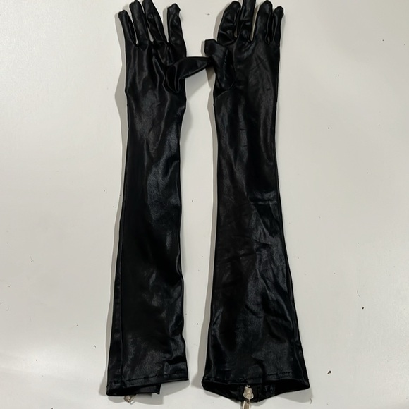 Women's Wet Look Opera Length Gloves stretch black small to medium - Picture 4 of 5